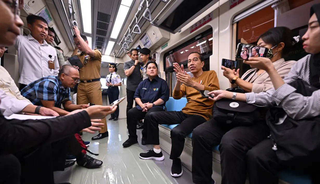 Disisi lain, Jokowi mengakui bahwa ada beberapa hal yang harus dievaluasi dari pengoperasionalan LRT. Terlebih, ini kali pertamanya Indonesia memiliki moda transportasi LRT. (ADEK BERRY/AFP)