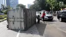 Sebuah mobil boks terguling di Jalan Casablanca, Jakarta, Rabu (27/6). Mobil bernomor polisi B 9515 FCC terguling setelah menabrak pembatas jalan. (Liputan6.com/Arya Manggala)