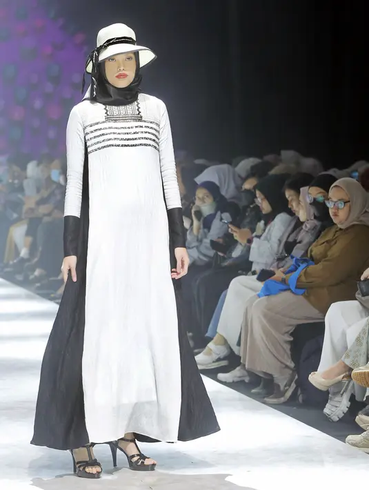 Ranti Bubu sendiri mengawali perjalanan karirnya di dunia fesyen dengan produksi mukenah Bubu. Sekarang, setelah 10 tahun berkarya barulah koleksi rancangan busana muslim miliknya diperkenalkan ke industri busana di tanah air. [Foto: Bambang E. Ros/Fimela.com]