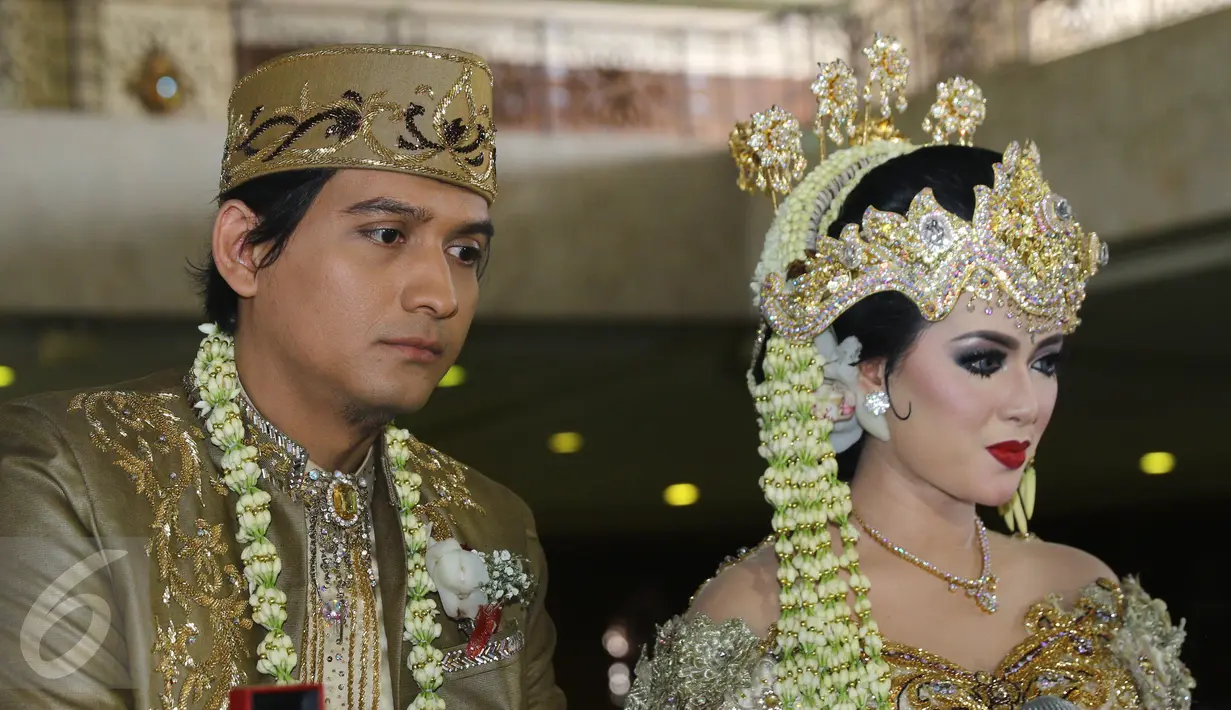 Lucky Hakim dan Tiara Dewi mendengarkan arahan jelang akad nikah di Masjid At Tin, Jakarta, Kamis (19/1). Lucky mengaku deg-degan saat melihat meja akad nikah. (Liputan6.com/Herman Zakharia)