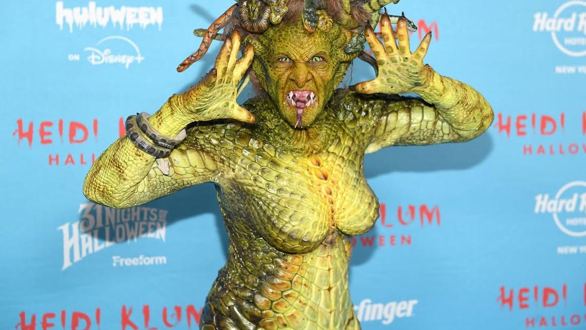Heidi Klum Kembali Totalitas Lewat Kostum Halloween, Kali Ini Tampil Menjadi Medusa Lengkap dengan Ular di Kepala