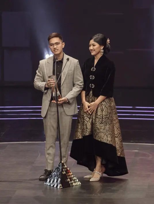 Dalam penampilan terbarunya mendampingi Kaesang, Erina Gudono terlihat elegan. Ia mengenakan atasan beludru hitam dengan rok asimetris bermotif batik yang bernuansa keemasan. Rambutnya disanggul rapi ke belakang dengan gaya sleek. Foto: Instagram.