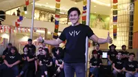 Aktor Vino G Bastian dalam jumpa pers film layar lebar Wiro Sableng 212 di Senayan City, Jakarta, Rabu (16/8). Anak dari mendiang Bastian Tito sang penulis novel Wiro Sableng itu didapuk menjadi pemeran utama. (Liputan6.cm/Herman Zakharia)