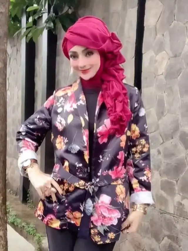 Viral Wanita Berseragam PNS Berdandan Mirip Barbie, Ini 6 Potretnya