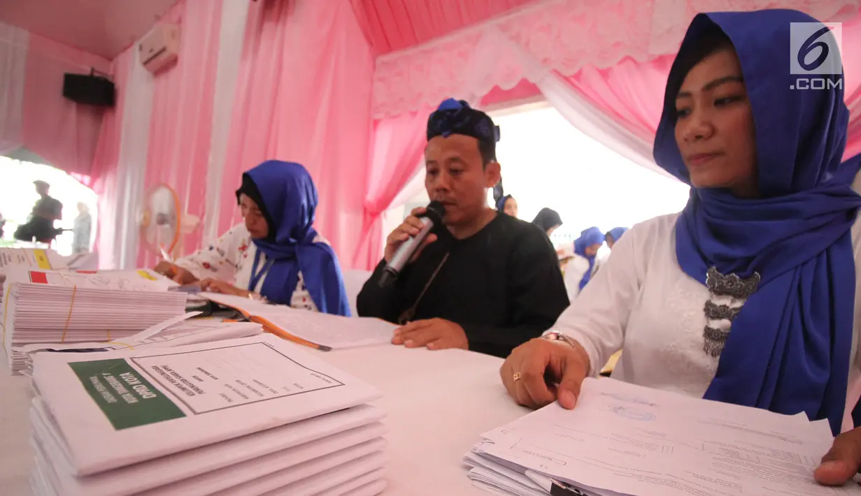 Petugas KPPS berjaga di TPS 56 Lapas Pemasyarakat Perempuan Tangerang, Rabu (17/4). Penghuni Lapas Wanita menyalurkan hak pilihnya dengan berpakaian daerah,nuansa ini dipilih sekaligus untuk memperingati hari kartini yang akan jatuh pada bulan ini. (Liputan6.com/HO/Ading)