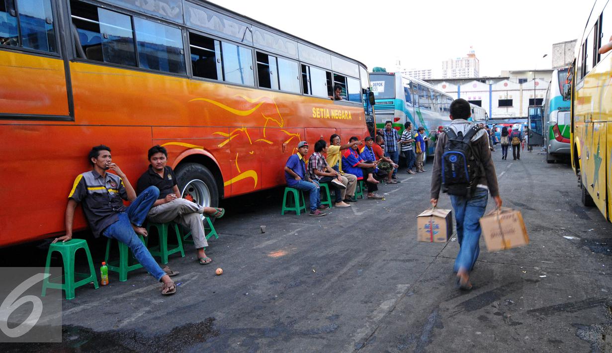 Suasana terminal Depok masih sepi dari pemudik, Jawa Barat, Senin (13/7/2015). Menurut agen bus Terminal Depok, jumlah pemudik saat ini mengalami penurunan dibandingkan tahun 2014. (Liputan6.com/Yoppy Renato)