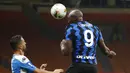 Striker Inter Milan, Romelu Lukaku, menyundul bola saat melawan Napoli pada laga Serie A di Stadion Giuseppe Meazza, Selasa (28/7/2020). Inter Milan menang 2-0 atas Napoli. (AP Photo/Antonio Calanni)