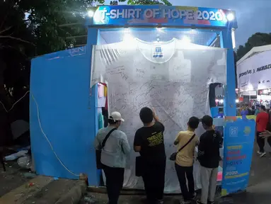 Sebuah kaus putih berukuran 3x3.1 meter menghiasi booth Koze Indonesia pada JakCloth Year End Sale 2019 di Plaza Tenggara GBK Senayan, Jakarta, Kamis (26/12/2019). Pengunjung membubuhkan tanda tangan dan harapan di tahun 2020. (Liputan6.com/Fery Pradolo)