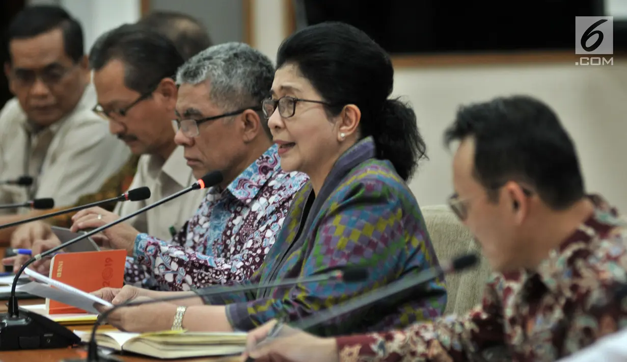 Menteri Kesehatan Nila Moeloek memberi keterangan saat menggelar konpers di gedung Kemenkes, Jakarta, Senin (7/1). Konpers membahas terkait pemutusan kerjasama antara rumah sakit yang belum terakreditasi dan BPJS Kesehatan. (Merdeka.com/Iqbal S. Nugroho)