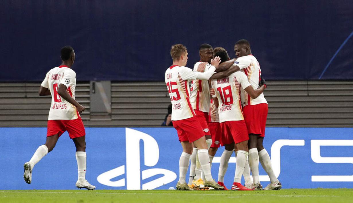 Para pemain RB Leipzig merayakan gol yang dicetak oleh Christopher Nkunku ke gawang Paris Saint Germain pada laga Liga Champions di RB Arena, Kamis (5/11/2020). RB Leipzig menang dengan skor 2-1. (AP/Michael Sohn)