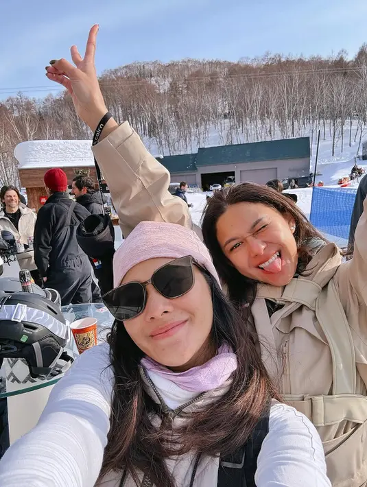Dalam foto-foto yang dibagikan, terlihat bagaimana Naysila dan Nana menikmati momen bermain ski bersama. Mereka tampak santai dan penuh tawa, dengan latar pemandangan bersalju yang memesona. Meski suhu sangat dingin, gaya mereka tetap effortlessly chic dan fresh. [@naymirdad].