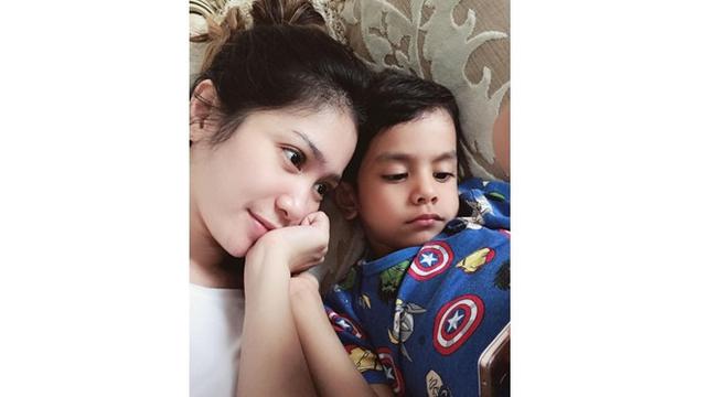 6 Potret Bunga Zainal Tampil Tanpa Makeup, Curi Perhatian