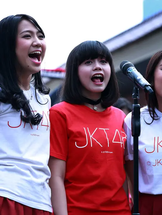 Para personel JKT48 mengajak penonton untuk menyanyikan lagu Hari Merdeka. (Deki Prayoga/Bintang.com)