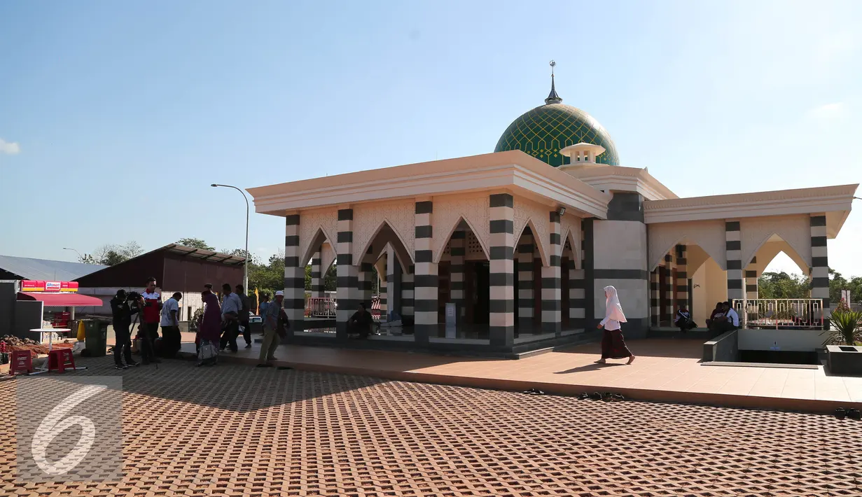 Penampakan masjid di Rest Area Km 102, Jawa Barat, Senin (13/7/2015). Meski Rest Area Km 102 masih dalam proses penyempurnaan, area ini sudah bisa dikunjungi pemudik yang ingin beristirahat. (Liputan6.com/Herman Zakharia)