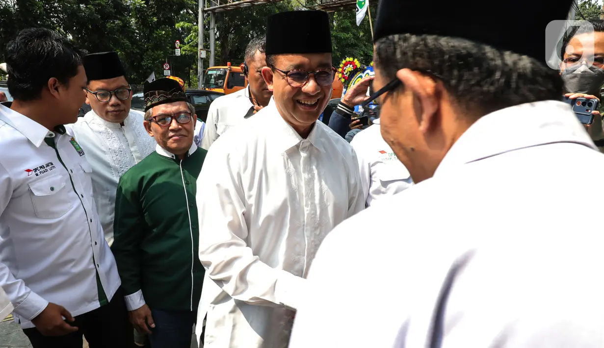 Mantan Gubernur Jakarta, Anies Baswedan menyambangi kantor Dewan Pimpinan Wilayah (DPW) Partai Kebangkitan Bangsa (PKB) Jakarta, di kawasan Pulo Gadung, Jakarta Timur, Minggu (21/7/2024). (Liputan6.com/Angga Yuniar)