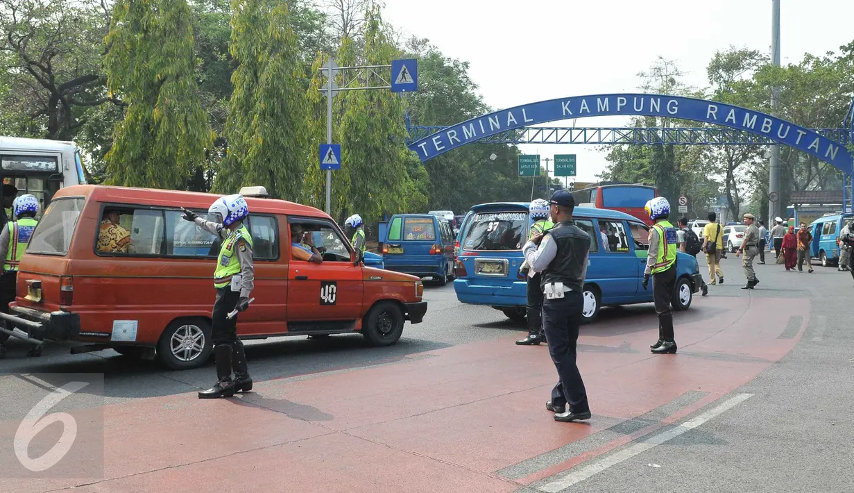Petugas Dishub melakukan razia surat kelengkapan pengendara di kawasan Terminal Kp. Rambutan, Jakarta (6/10/15). Pemeriksaan tersebut untuk menghidari angka kecelakaan dan mengurangi polusi. (Liputan6.com/Gempur M Surya)
