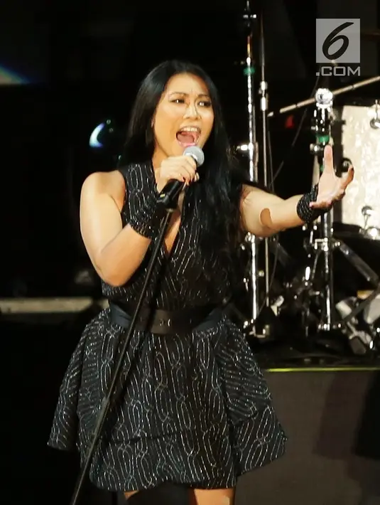 Penampilan Anggun C Sasmi menghibur penonton pada acara Prambanan Jazz Festival 2019 di Candi Prambanan, DI Yogyakarta, Minggu (7/7/2019). Tidak kurang dari 12 lagu dinyanyikan pemilik nama lengkap Anggun Cipta Sasmi ini  bersama bandnya selama satu jam. (Fimela.com/Bambang E. Ros)
