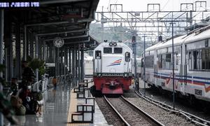 Penambahan Perjalanan KA Jarak jauh: Kereta jarak jauh tiba di Stasiun Pasar Senen, Jakarta, Jumat (10/7/2020). PT KAI telah mengoperasikan lima perjalanan kereta jarak jauh untuk tujuan Bandung, Cirebon, dan Surabaya mulai Jumat 10 Juli 2020. (Liputan6.com/Faizal Fanani)