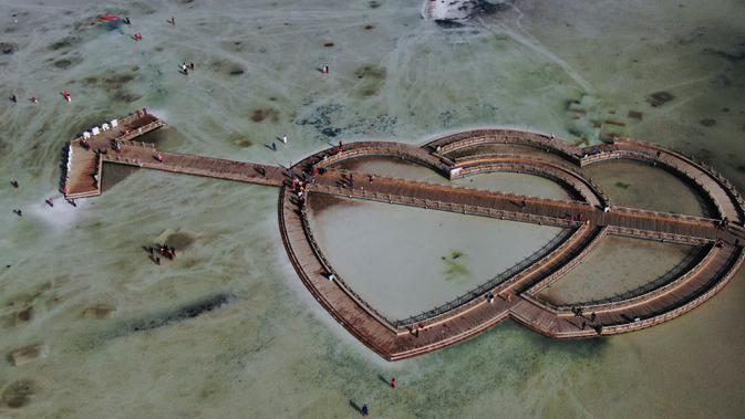 Foto dari udara yang diabadikan pada 23 September 2020 ini memperlihatkan pemandangan di Danau Garam Caka di Wilayah Wulan, Provinsi Qinghai, China barat laut. Danau garam hasil kristalisasi alami di ketinggian 3.100 meter itu dikenal dengan sebutan 