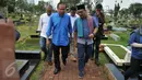 Bakal Cagub DKI, Rizal Ramli (kiri) dan Biem Benyamin usai berziarah ke makam Benyamin Sueb di TPU Karet Bivak, Jakarta, Senin (5/9). Rizal Ramli menghadiri peringatan haul ke-21 tokoh Betawi yang akrab disapa Benyamin S itu. (Liputan6.com/Gempur M Surya)