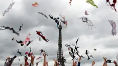 Puluhan wanita melemparkan bra mereka ke udara saat mengikuti acara tahunan "Pink Bra Toss" di depan Menara Eiffel, Paris, Minggu (13/5). Aksi yang diselenggarakan Pink Bazaar ini untuk meningkatkan kesadaran mengenai kanker payudara. (AP/Christophe Ena)