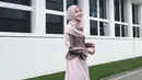 Cut Syifa tampil kasual dengan outfit bernuansa kecokelatan yang senada dari kepala hingga kakinya. Ia memadukan blouse lengan panjang dengan rok tutu dan hijab bernuansa cokelat yang senada. [Foto: Instagram/cutsyifaa]