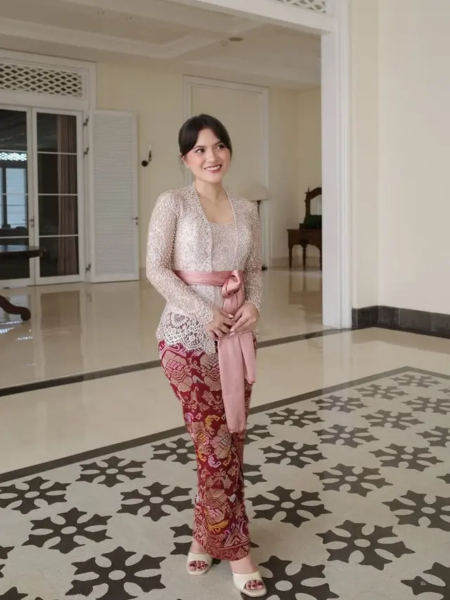 Marsha Aruan Dibalut Kebaya saat Berada di Bali. [@aruanmarsha]
