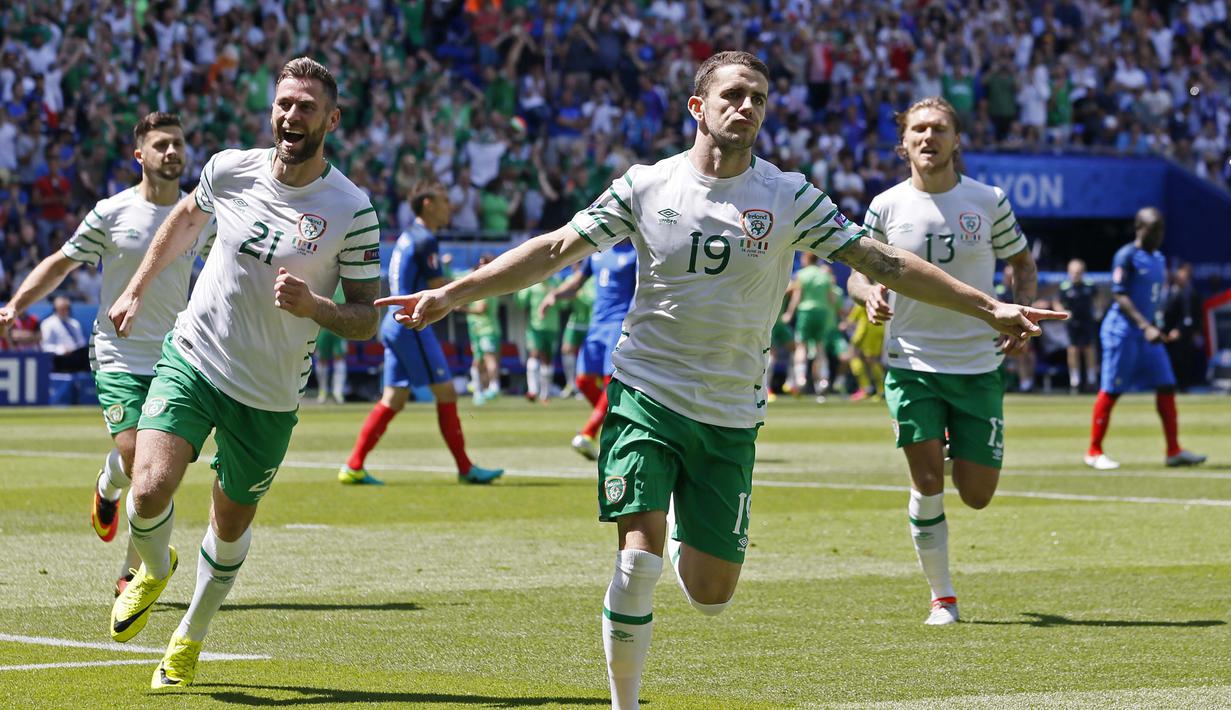 Pemain Republik Irlandia, Robbie Brady merayakan gol bersama rekan-rekannya ke gawang Prancis pada babak 16 besar Piala Eropa 2016 di Stade de Lyon, Lyon, Minggu (26/6/2016).  (REUTERS/Robert Pratta)