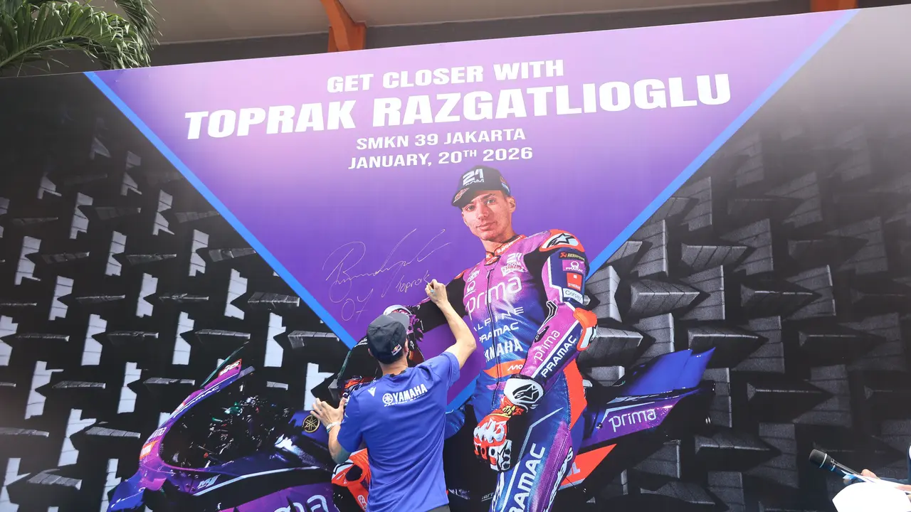 Sambangi Jakarta, Pembalap MotoGP Toprak Razgatlioglu Gelar Meet and Greet di SMKN 39
