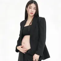 “Kang Sora sedang mengandung anak keduanya. Dia diperkirakan akan melahirkan sekitar akhir tahun ini," ungkap agensi Kang Sora