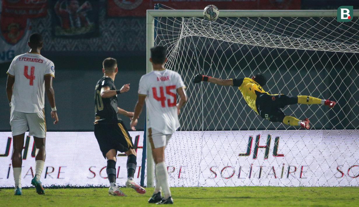 Kiper PSM Makassar, M. Reza Arya Pratama berusaha menghalau bola hasil tendangan pemain Dewa United FC, Majed Osman Sobhi (kedua dari kiri) saat laga pekan ke-10 BRI Liga 1 2022/2023 antara Dewa United FC melawan PSM Makassar di Stadion Indomilk Arena, Tangerang, Kamis (15/9/2022). (Bola.com/Bagaskara Lazuardi)