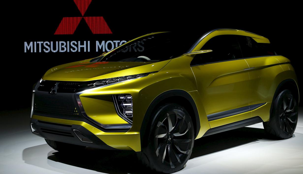 Mitsubishi mengeluarkan mobil konsep bertema crossover pada Tokyo Motor Show ke 44 di Jepang, Rabu (28/10/2015). Lebih dari 76 merk mobil ternama akan hadir di pagelaran ini. (REUTERS/Toru Hanai)