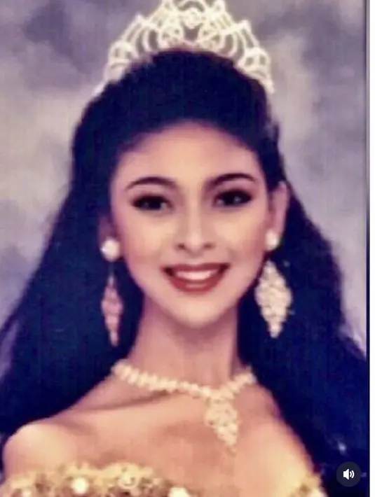 Anting silver tersebut pun mirip dengan yang ia kenakan saat dinobatkan menjadi Puteri Indonesia 1992. Ia pun nampak mewah mengenakan kalung silver dan mahkota pada saat itu. @ms.indirasoediro