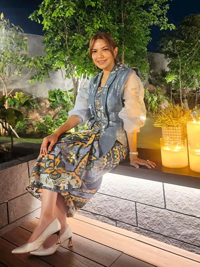 Gaya Kartini masa kini pakai kebaya