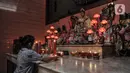 Pekerja menyiapkan lilin di Klenteng Da Bo Gong atau Wihara Bahtera Bhakti, Ancol, Jakarta, Rabu (3/2/2021). Berbagai persiapan  seperti mencuci patung dewa atau rupang, menuliskan nama dan doa pada lilin hingga menyiapkan fasilitas penunjang protokol kesehatan. (merdeka.com/Iqbal S. Nugroho)
