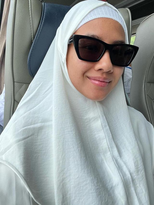 7 Potret Shenina Cinnamon Jalani Ibadah Umroh, Penampilan Berhijab Curi Perhatian
