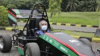 Mobil balap listri karya ITS di ujicoba. (Dian Kurniawan/Liputan6.com)