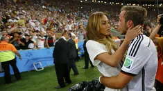 Disela-sela selebrasi gelar juara Piala Dunia 2014, Brasil, (14/7/2014), sejumlah pemain Jerman memanfaatkan waktu melepas rindu bersama orang terkasih. (REUTERS/Darren Staples)  