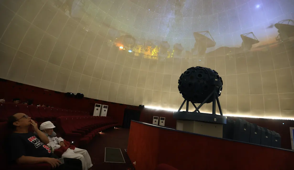 Sebelumnya, Planetarium tidak berfungsi sejak 2012. Tampak dalam foto, pengunjung menikmati wahana Planetarium di Taman Ismail Marzuki, Jakarta, Kamis (25/12/2025). (Kapanlagi.com/Budy Santoso)