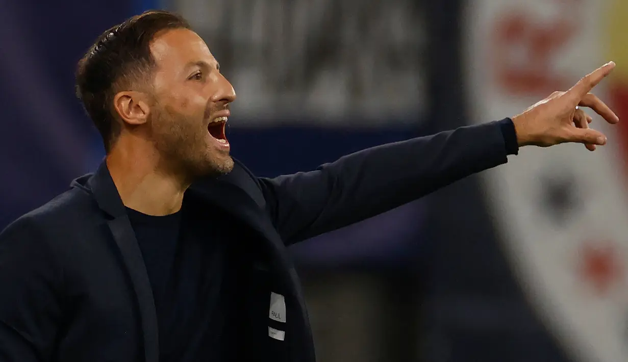 Domenico Tedesco. Pelatih asal Italia berusia 36 tahun yang lama menetap di Jerman ini dipecat RB Leipzig pada 7 September 2022 setelah menangani klub sejak tengah musim 2021/2022. Eks pemain yang hanya memperkuat klub kecil di Jerman ini dipecat usai RB Leipzig takluk 1-4 dari tamunya Shakhtar Donetsk pada matchday pertama fase grup Liga Champions 2022/2023 (6/9/2022). Dari total 8 laga di semua ajang musim ini, RB Leipzig hanya dibawanya meraih 2 kemenangan, sisanya 2 kali imbang dan 4 kali kalah. (AFP/Odd Andersen)