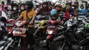 Kendaraan pengunjung memadati kawasan Monumen Masional (Monas), Jakarta, Minggu (1/1/2023). Monas menjadi salah satu destinasi wisata favorit warga baik dari Jakarta, maupun luar ibu kota, untuk menikmati liburan tahun baru. (Liputan6.com/Johan Tallo)