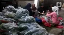 Sejumlah wanita mengemas sayuran ke dalam plastik untuk dibagikan kepada warga. (merdeka.com/Arie Basuki)
