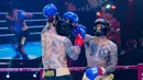 Komika, Uus (kanan), mendaratkan pukulan di kepala pemain drum Superman is Dead, Jerinx, saat pertandingan tinju Holywings Sport Show (HSS) Series 3 yang berlangsung di Atlas Super Club, Bali, Minggu (10/9/2023). (Dok. Holywings)