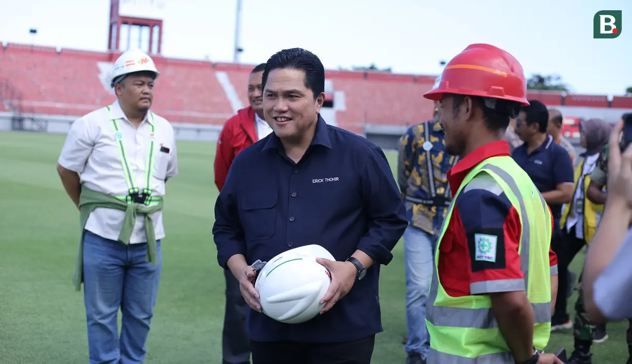 Ketua Umum PSSI, Erick Thohir berbincang dengan salah seorang pekerja proyek renovasi Stadion Kapten I Wayan Dipta, Gianyar, Minggu (12/3/2023) dalam rangka meninjau kesiapan 6 venue Piala Dunia U-20 2023. (Bola.com/Alit Binawan)