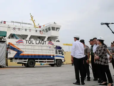 Presiden Jokowi menyambut Kapal Pengangkut Ternak KM Camara Nusantara I yang bersandar di Pelabuhan Tanjung Priok, Jakarta, (11/12). Kapal ternak harus mengikuti standar dunia, Kapal harus menjamin ternak tidak boleh stres. (Liputan6.com/Faizal Fanani)
