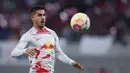 Pemain RB Leipzig, Andre Silva berusaha mengontrol bola saat laga DFB Pokal 2022/2023 melawan Hamburg SV di Leipzig, Jerman, 18 Oktober 2022. Ia dikaitkan dengan Liverpool setelah performa apiknya pada musim ini. Silva tercatat mengemas 9 gol dan 9 assist dari 34 penampilan di berbagai ajang. Dilansir dari situs transfermarkt, pemain asal Portugal tersebut memiliki nilai pasar 45 juta euro. (AFP/Ronny Hartmann)