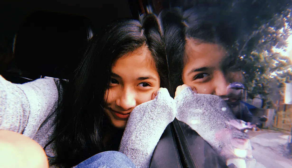 Saat bersantai di dalam mobil, Faye Nicole terlihat sangat memesona. Pasalnya perempuan berusia 20 tahun ini terlihat lebih memesona dengan gaya seperti itu. Senyuman Faye membuatnya lebih terlihat manis. (Liputan6.com/IG/@fayenicolee_)