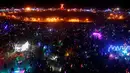 Puluhan ribu orang menyemut di malam festival seni dan musik tahunan Burning Man di Black Rock Desert, Nevada, AS (3/9). Diperkirakan 70.000 orang dari seluruh dunia berkumpul di sini. (REUTERS / Jim Urquhart)