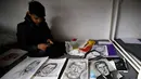 Farhad Nouri duduk di tempat tidur dengan berbagai lukisan hasil karyanya, di kamarnya di dekat Belgrade, Serbia, 13 Maret 2017. Bocah Afganistan berusia 10 tahun ini dikenal dengan julukan Little Picasso karena bakat seninya. (AP/Darko Vojinovic)
