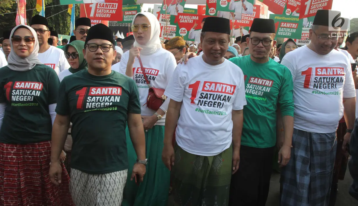 Ketua Umum PKB, Muhaimin Iskandar bersama Menteri Tenaga Kerja Hanif Dakhiri, Menristek Dikti M Nasir, dan Menteri PDT Eko Putro Sanjoyo mengikuti jalan sehat sarungan di kawasan Monas, Jakarta, Minggu (30/9). (Liputan6.com/Angga Yuniar)